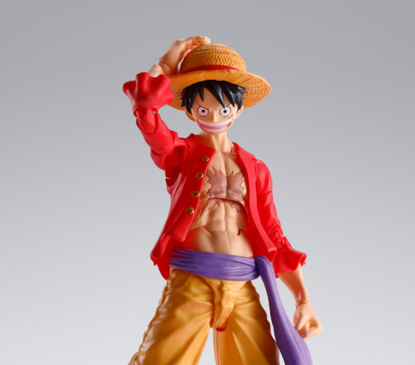 Figura de Luffy de One Piece sh figuarts con su sombrero de paja y camiseta roja