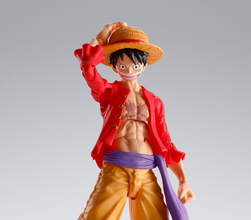 Figura de Luffy de One Piece sh figuarts con su sombrero de paja y camiseta roja