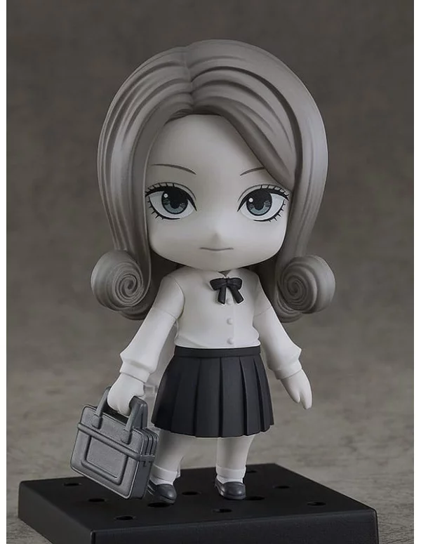 Figura Nendoroid Kirie Goshima de "Uzumaki" (10 cm), con accesorios y base, capturando el estilo único del manga de Junji Ito.