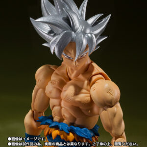 Figura Son Goku Ultra Instinct Toyotarou Edition (14,5 cm) de Dragon Ball Super, con detalles precisos y accesorios intercambiables. Incluye un exclusivo V Jump Book.