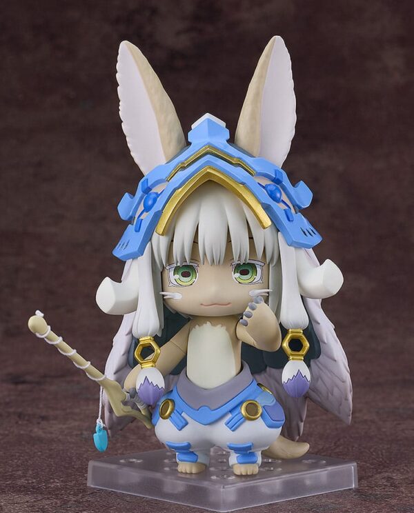 "Figura Nendoroid de Nanachi con nuevo atuendo de 13 cm de 'Made in Abyss'. Incluye expresiones faciales intercambiables, caña de pescar, orejas caídas y Mitty en un recipiente."