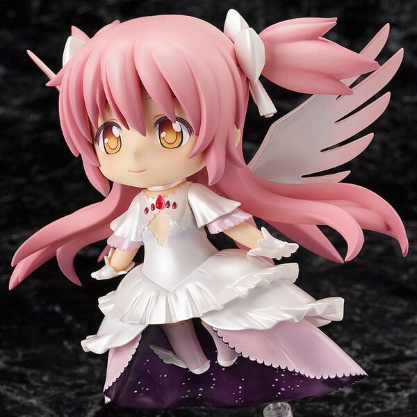 Good Smile Company vuelve a presentar, dentro de la colección Nendoroid, la figura de Ultimate Madoka. Mide 10 cm y está basada en el personaje del anime "Puella Magi Madoka magica". Incluye 2x placas faciales (sonriente y expresión decidida), 1x arco, flechas y símbolos mágicos. minami shop