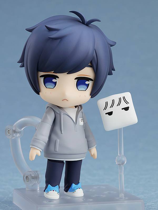 Nendoroid de Soraru con accesorios como micrófono y consola de juegos, y expresiones intercambiables, incluyendo una dormida y otra llorosa.